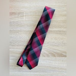 ✨J. Ferrar Men’s Red White and Black Plaid Print Tie✨